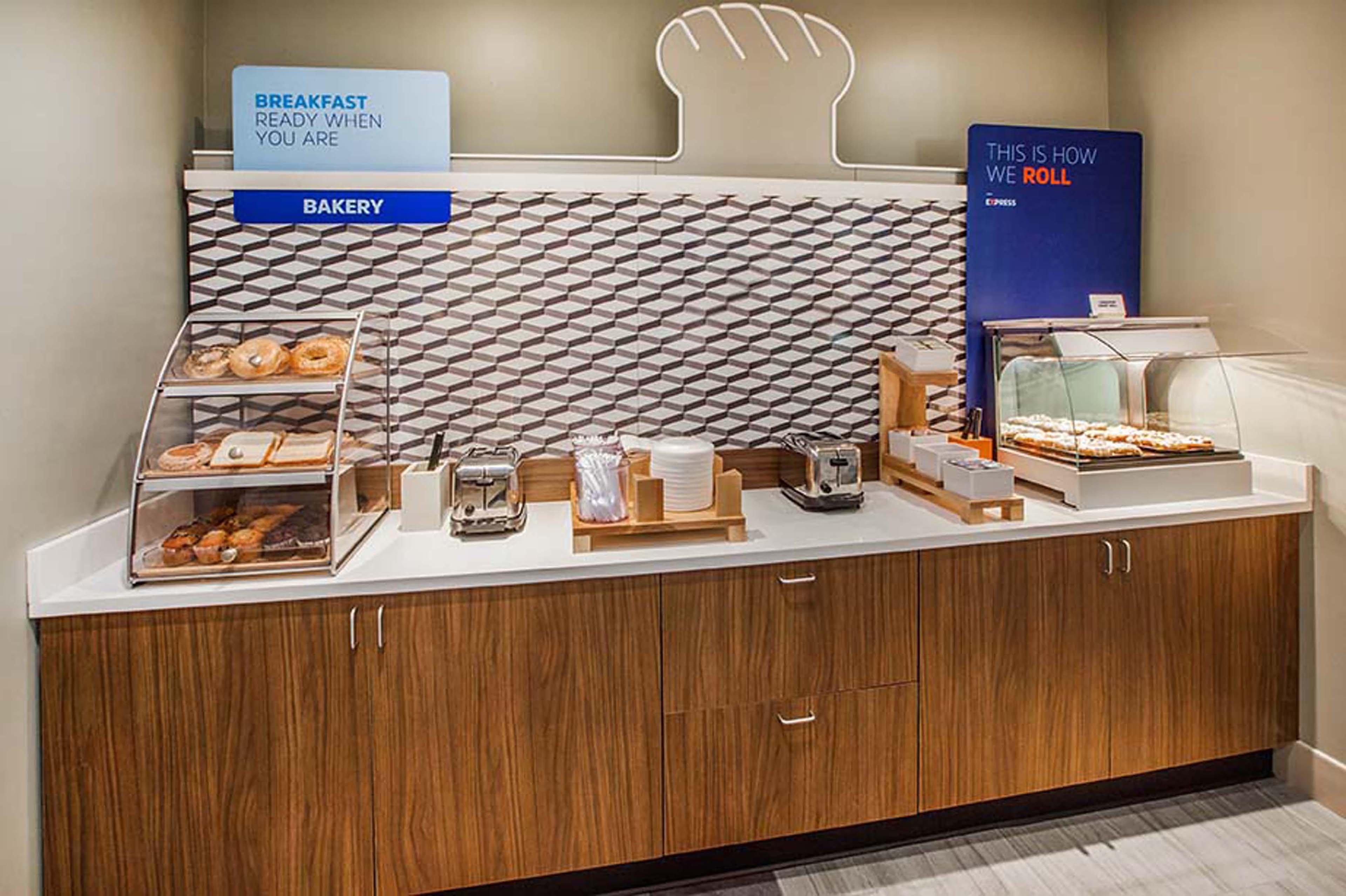 Holiday Inn Express Hotel & Suites Newport South By Ihg Екстериор снимка
