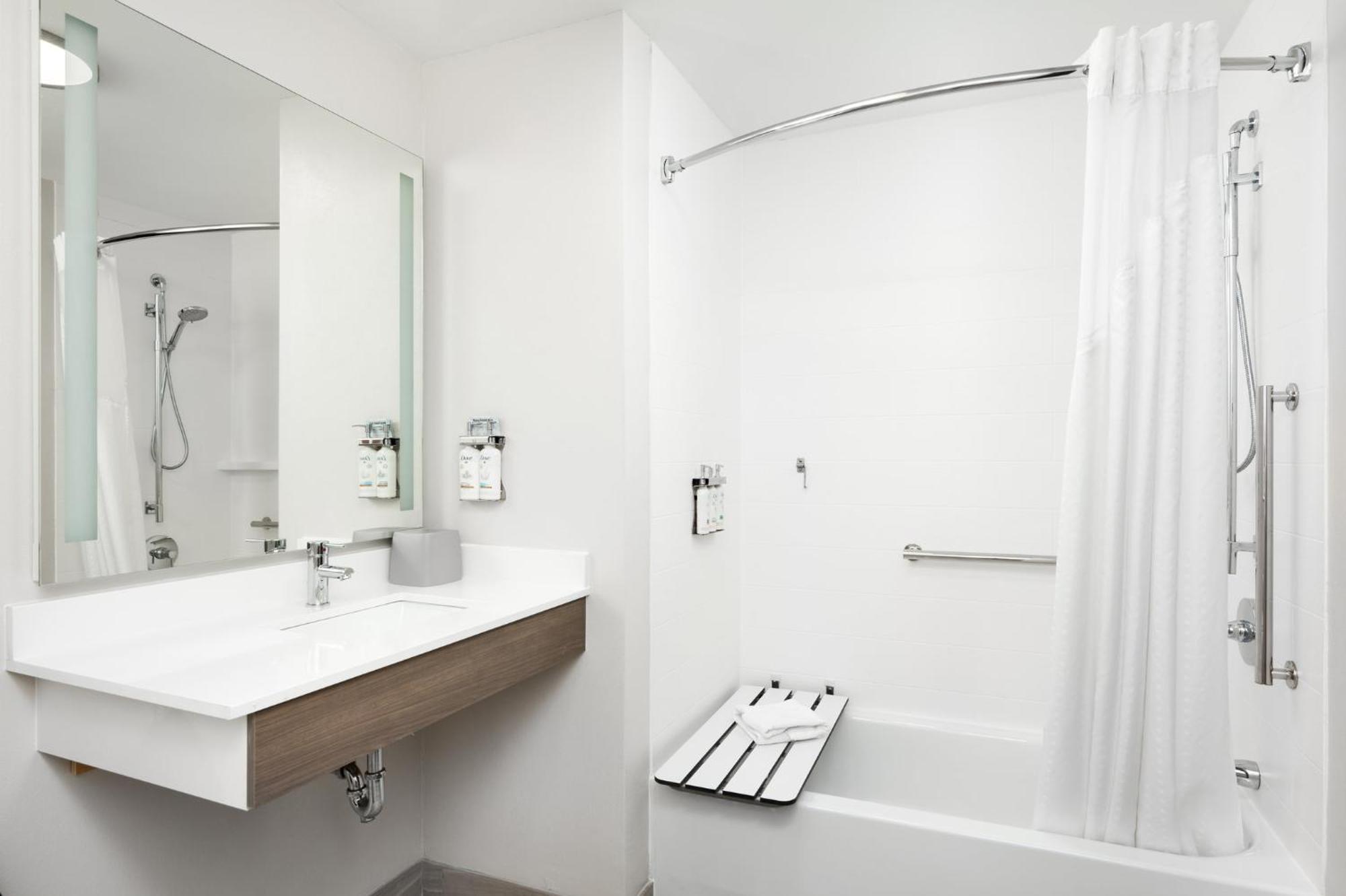 Holiday Inn Express Hotel & Suites Newport South By Ihg Екстериор снимка