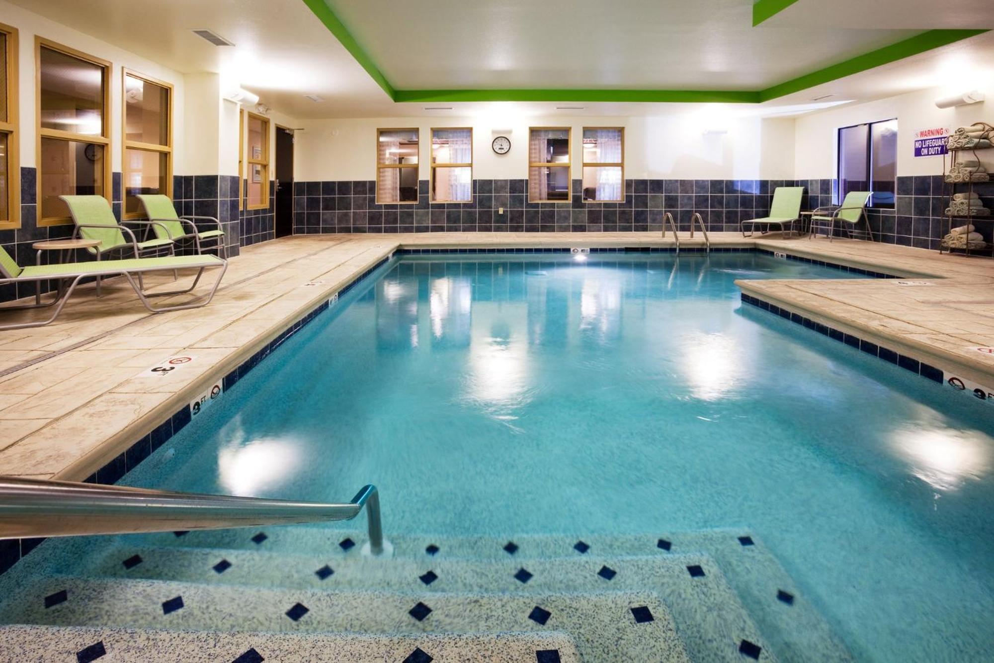 Holiday Inn Express Hotel & Suites Newport South By Ihg Екстериор снимка